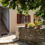 Greis With 4 Bedrooms And Pool In Buje