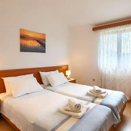 Greis With 4 Bedrooms And Pool In Buje