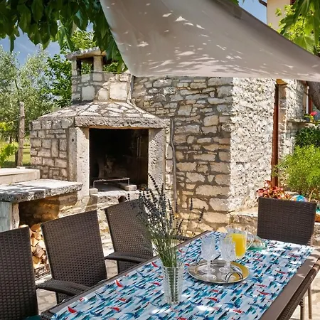 Greis With 4 Bedrooms And Pool In Buje *
