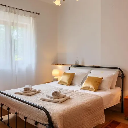 Greis With 4 Bedrooms And Pool In Buje Momjan