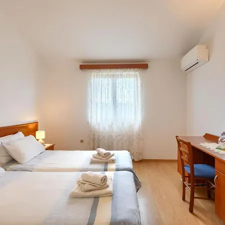 Greis With 4 Bedrooms And Pool In Buje 빌라 Momjan