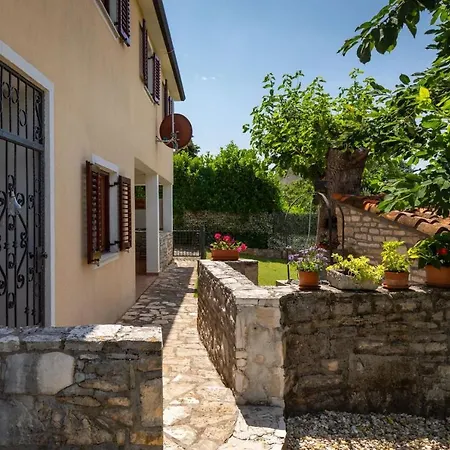 Greis With 4 Bedrooms And Pool In Buje Momjan