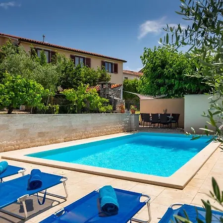 Greis With 4 Bedrooms And Pool In Buje Momjan