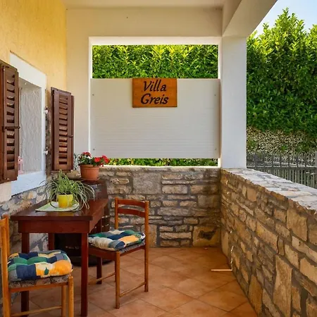 Greis With 4 Bedrooms And Pool In Buje *