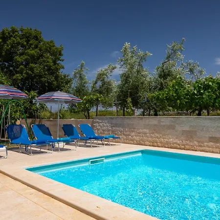 Βίλα Greis With 4 Bedrooms And Pool In Buje Momjan