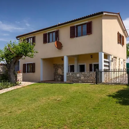 Greis With 4 Bedrooms And Pool In Buje *