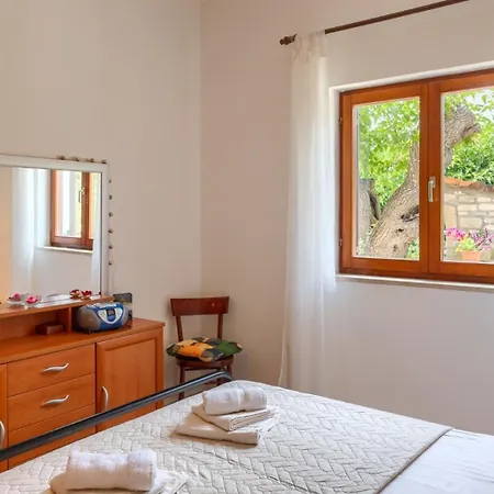 Greis With 4 Bedrooms And Pool In Buje Βίλα Momjan
